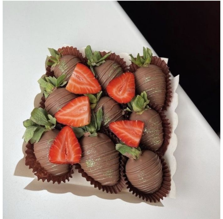 Клубника и финики в шоколаде