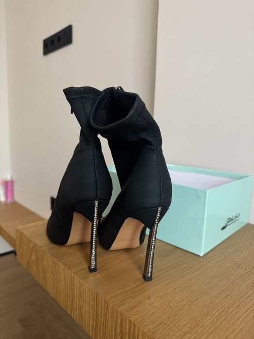 Туфли со стразами на каблуке