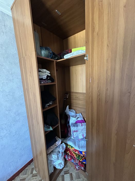 Угловой шкаф с зеркалом.