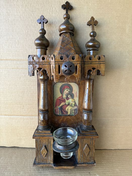 Дърворезба, старинен домашен иконостас с кандило , икона