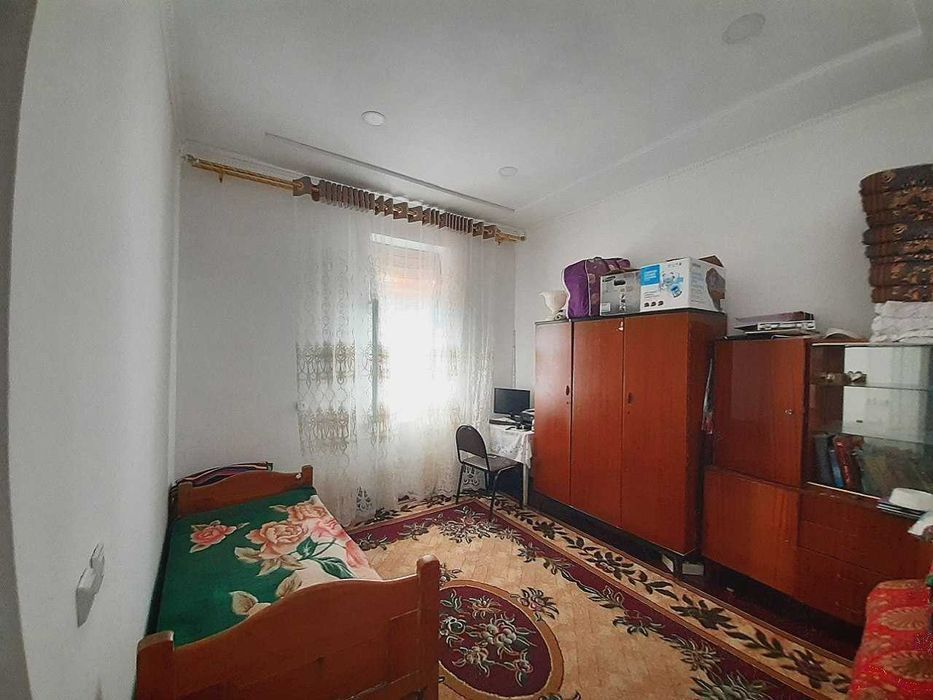 Shaharning markazida joylashgan 3 xonali kvartira sotiladi.