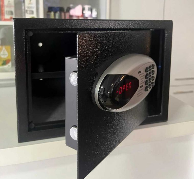 Seif hotelier cu acces digital – compact, sigur și ușor de utilizat