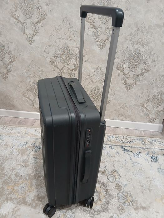 Чемодан  среднего размера,серый цвет.