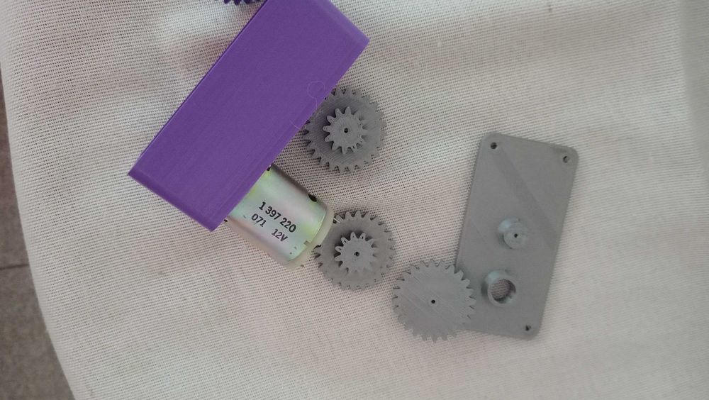 Кутия - редуктор със зъбни колела от пластмаса