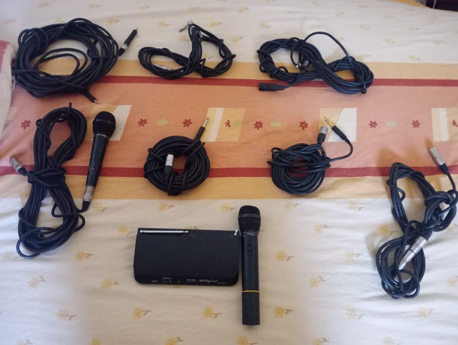 Cabluri și microfon cu fir de vanzare