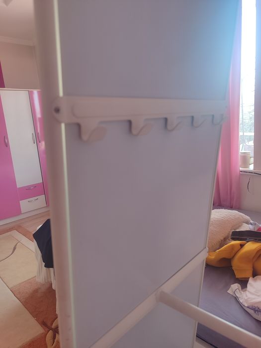 Белое зеркало с крючками