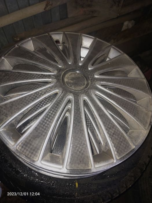 Продам шины с диском и колпаками