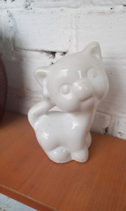 Продаётся фарфоровая статуэтка кошки