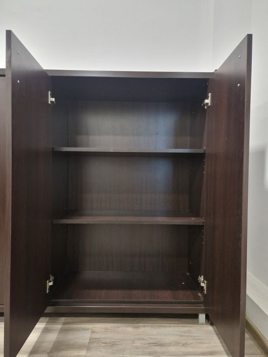 Двоен дървен шкаф