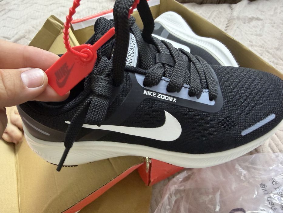 Кроссы новые Nike