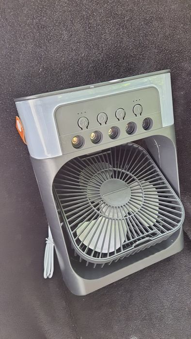 Ventilator cu pulverizator apă și LED-uri