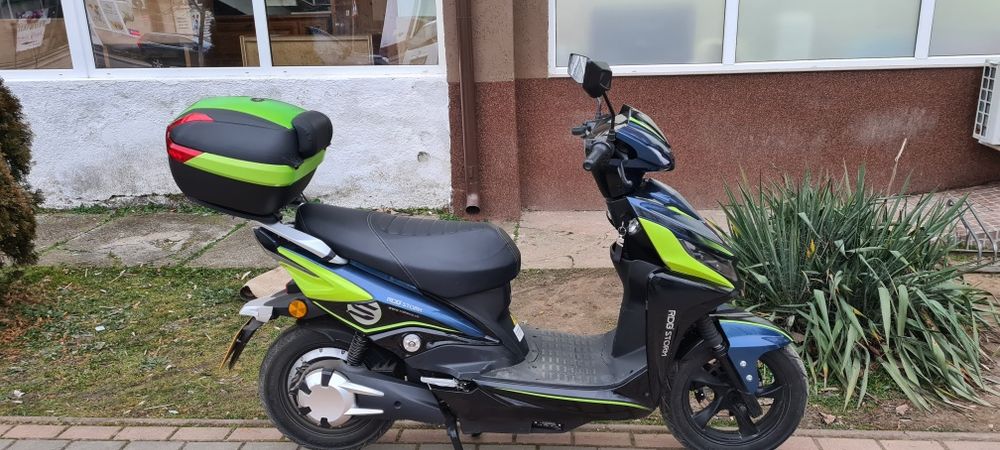 Vînd scuter electric.fără permis rdb storm..