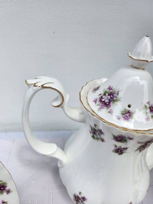 Royal Albert Sweet Violets (сладки теменужки)