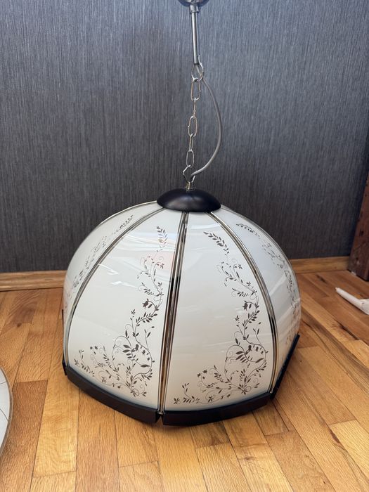 Полилеи и кръгла лампа за таван