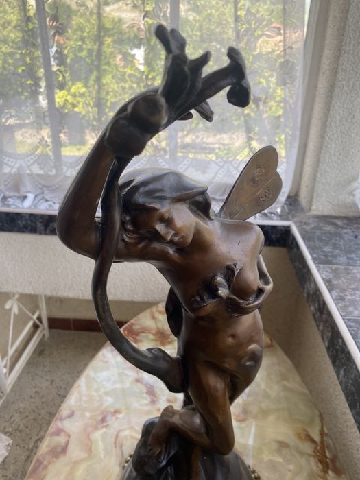 Антична бронзова статуя илюстрираща женска фигура