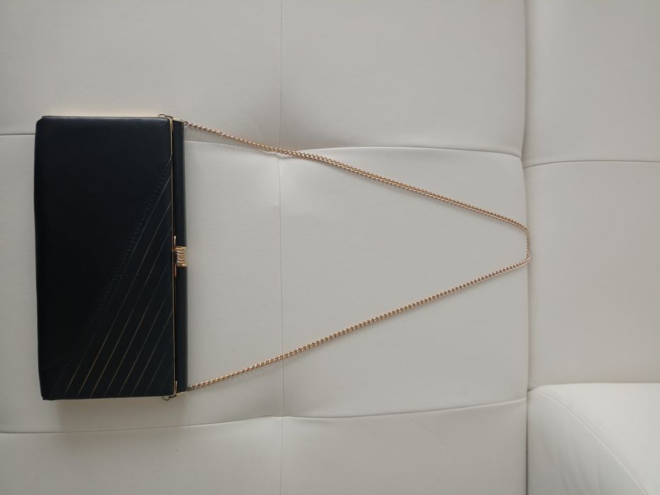 Vând poșetă plic , produs de calitate.