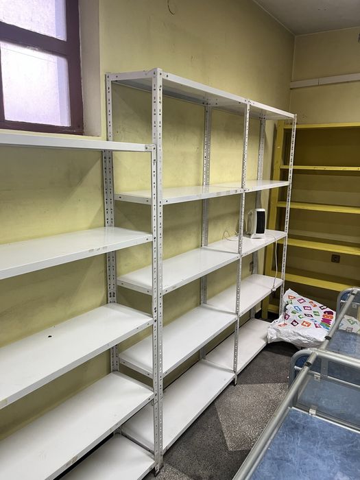 Стелажи за магазин