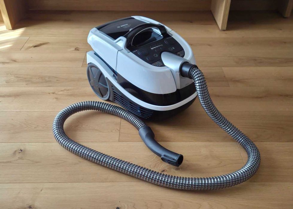 BOSCH прахосмукачка AquaWash&Clean ProPerform 2100W