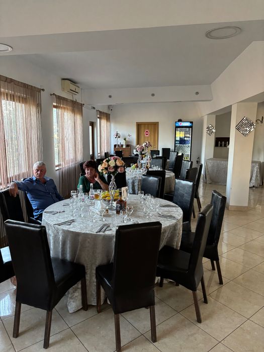 Vând 4 paturi de o persoană,și dulapuri dormitor! Vând 7 mese rotunde pentru sală evenimente!