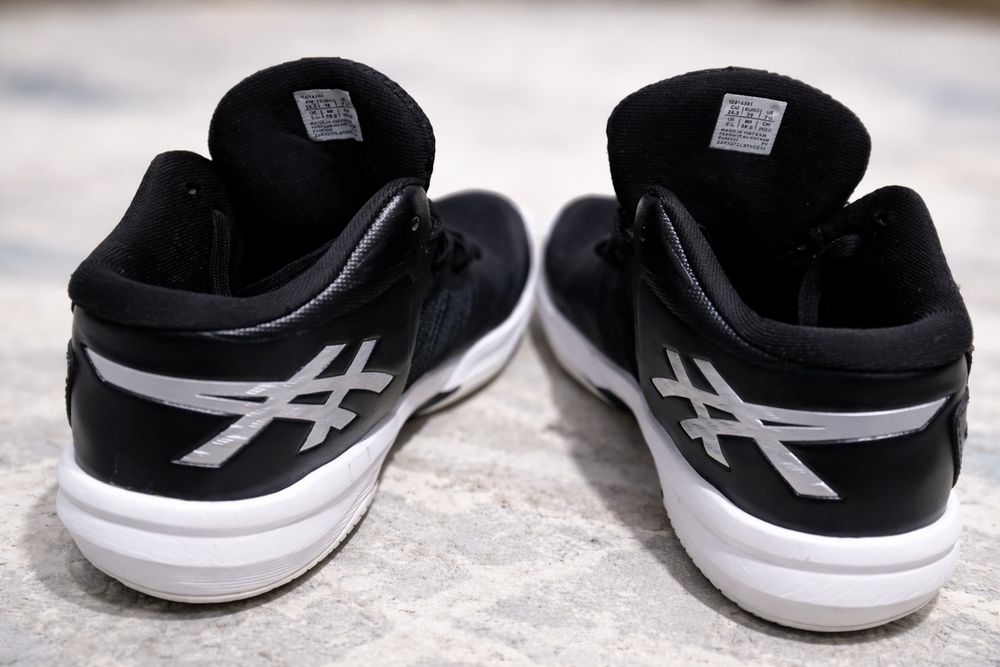 Продам волейбольные кроссовки