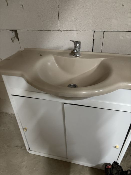 Мивка със шкаф в добро състояние