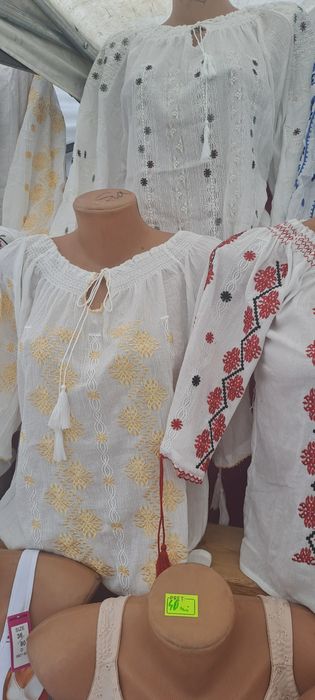 Vând ii tradiționale lucrate manual din diferite zone ale țării.