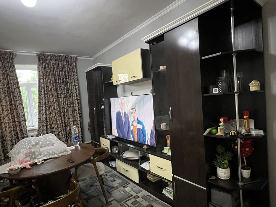 Продается стенка для гостиной с ТВ-зоной в хорошем состоянии б/у.