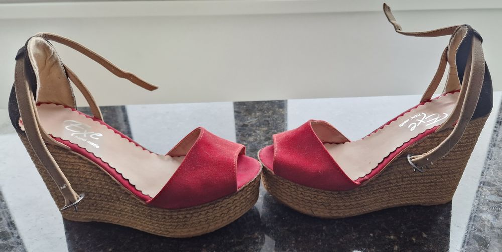 Sandale cu platformă
Nepurtate!