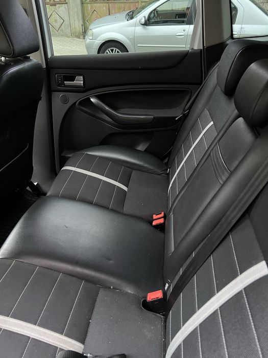Vand Ford Kuga 2011 motor 2.0L 140 cp 4x2 in stare impecabila atat estwtic cat si functioare