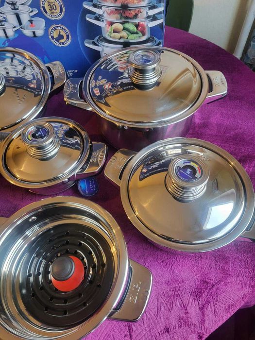 Комплект съдове за готвене, кухненски ножове и прибори за хранене