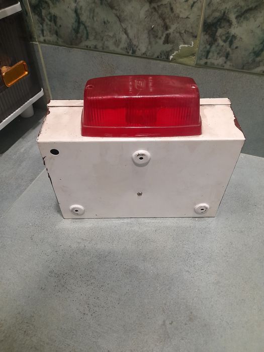 Столове,Холна маса,кутия и кутия с говорител и лампа за СОТ