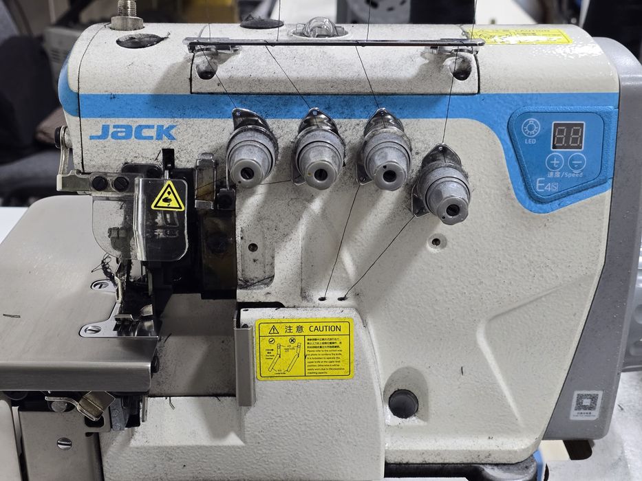 Продам оверлок jack e4