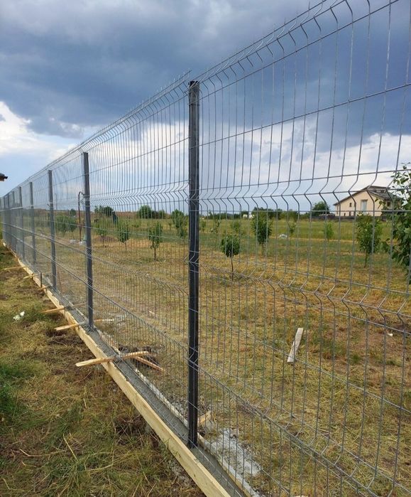 Imprejmuim terenuri cu garduri din plasa bordurata 

Pret d