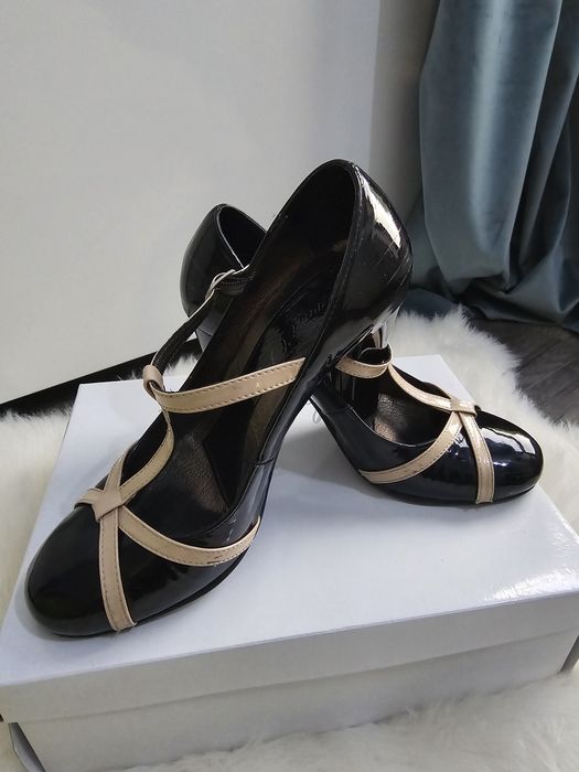 Pantofi din piele lacuita, de foarte buna calitate