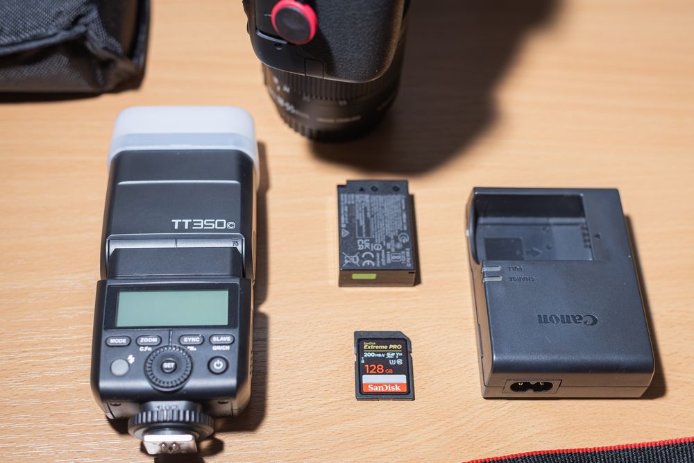 Фотоапарат Canon EOS 250D - Пълен Комплект