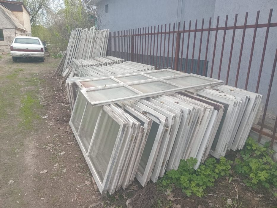 Продам оконные рамы и лес