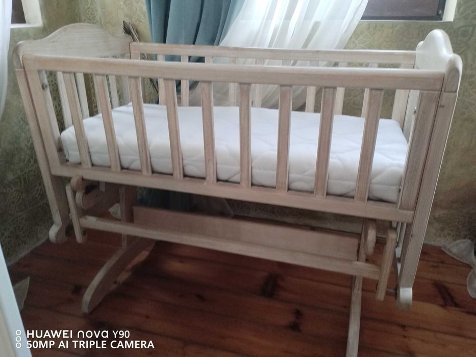 Бебешко креватче с люлеещ механизъм.