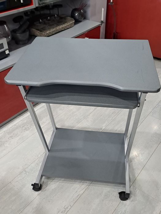 Компютърно бюро/маса/ с колела и изтеглящ се плот