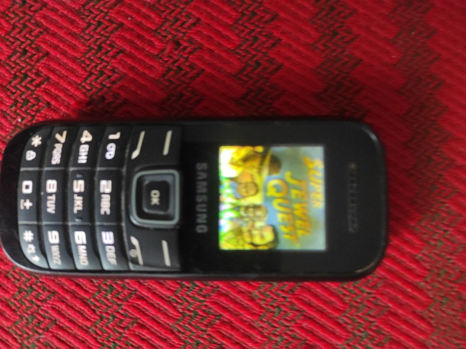 Telefon cu taste, mic, robust și practic.
Telefonul este în pe