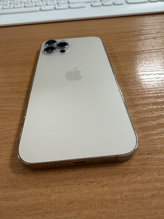 Продам IPhone 12 Pro. Коробка есть.