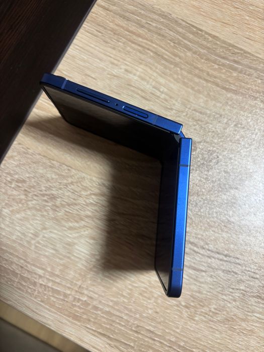 Samsung Galaxy Z Flip7 256GB като нов