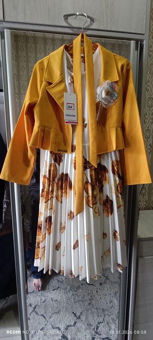 Продается нарядное платье костюм для девочек