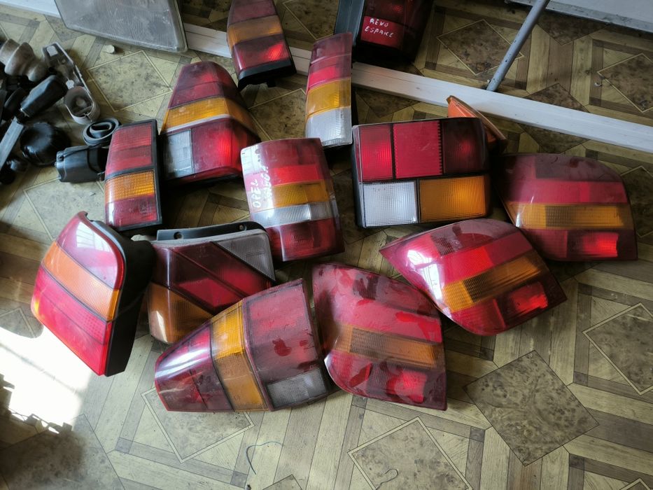 Стопове за автомобили и един комплект фарове за форд