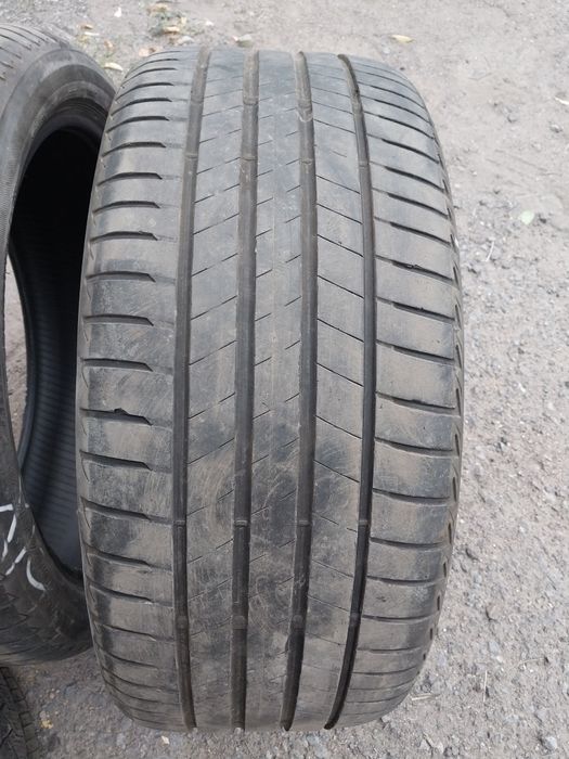 2 шины Bridgestone 245 40 R19.