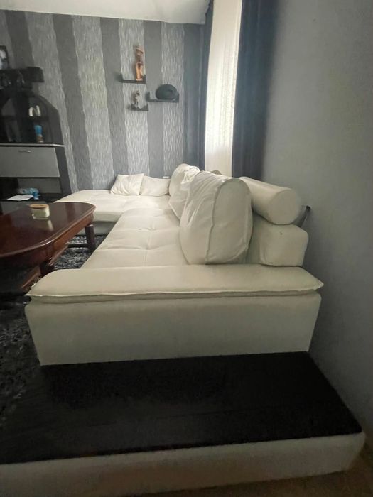 Продавач Кожен диван