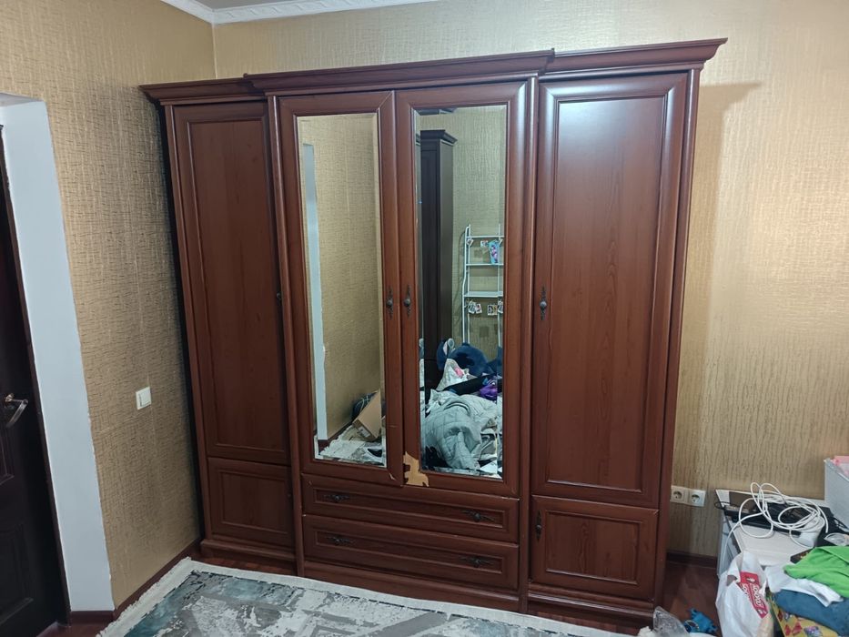 продается шкаф с зеркалом