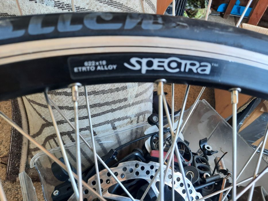 Roți de 28  cu frană pe disc jențile capsate cu cauciucuri bune