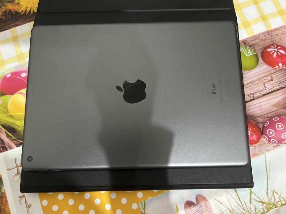 iPad generația a 9-a + husă cu tastatură – stare foarte bună