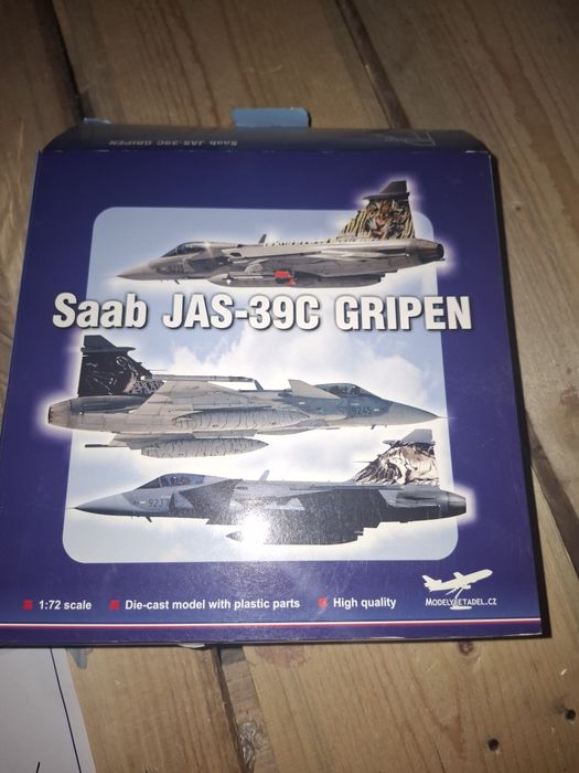 Machetă avion Saab JAS-39C Gripen 1:72 – ediție Tiger Meet 2011, cu certificat