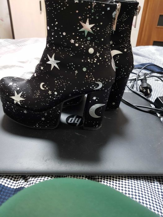 botine cu platforma si toc  negre cu  stelute si luna